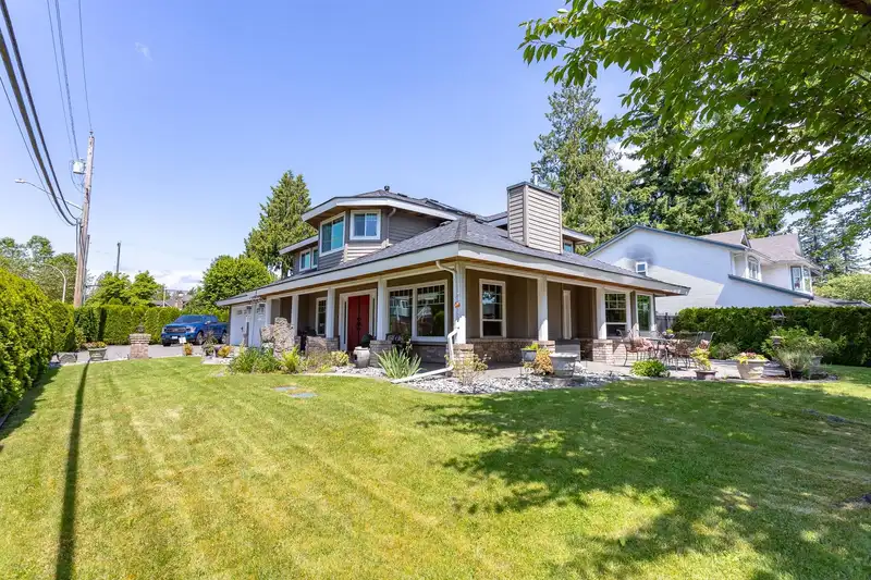 10758 158 STREET - photo 4 of 40