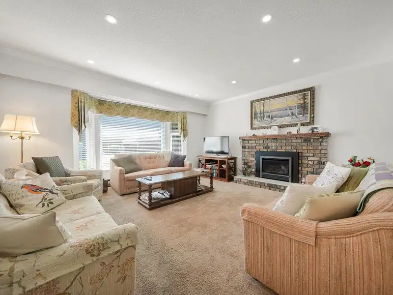 5465 13A AVENUE - photo 3 of 21
