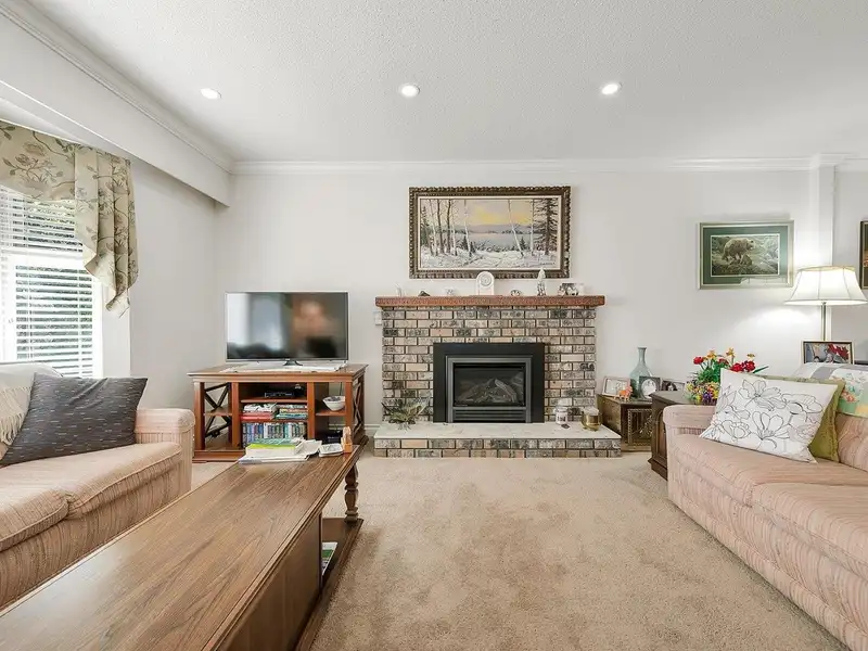 5465 13A AVENUE - photo 4 of 21