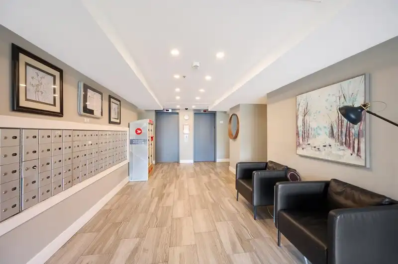 904 838 AGNES STREET - photo 2 of 21