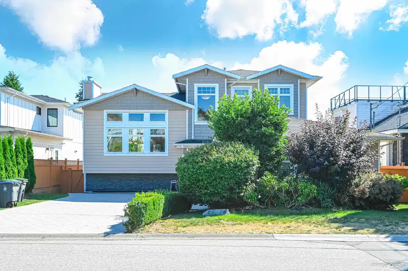14476 17 AVENUE - photo 1 of 23