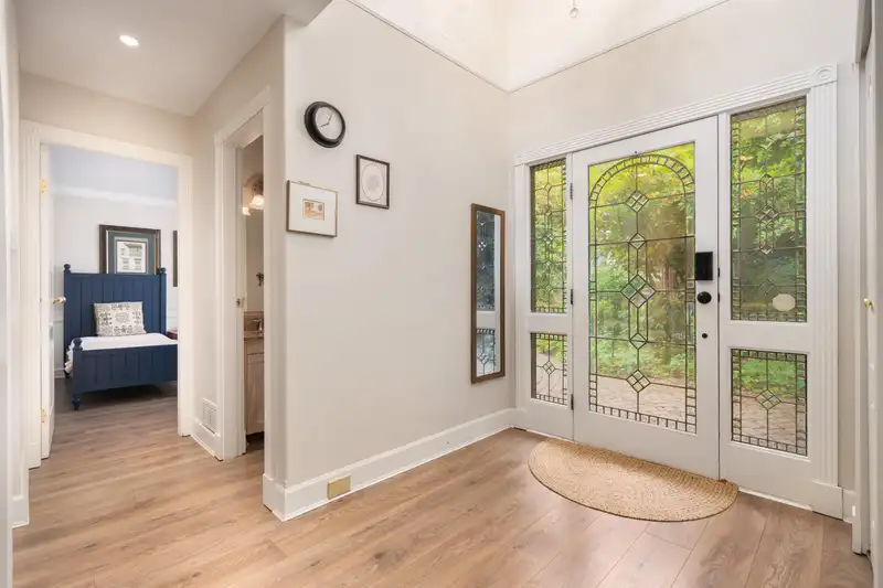 4333 LOCARNO CRESCENT - photo 3 of 35