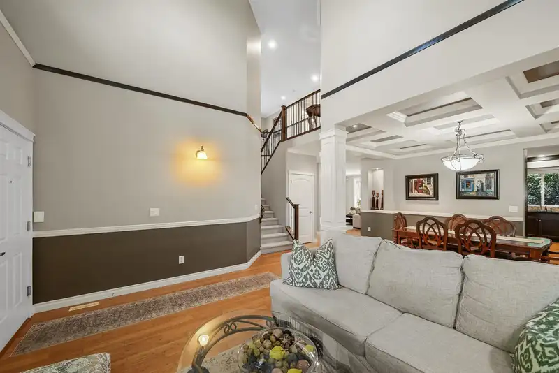 17848 70 AVENUE - photo 4 of 34