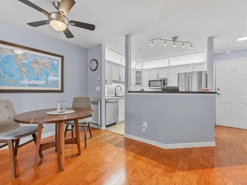 410 68 RICHMOND STREET - photo 3 of 20