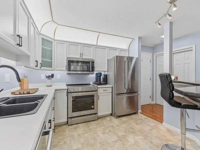 410 68 RICHMOND STREET - photo 4 of 20