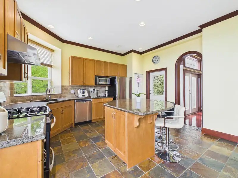 23 FERNWAY DRIVE - photo 4 of 40
