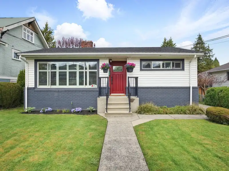 217 SANDRINGHAM AVENUE - photo 1 of 31