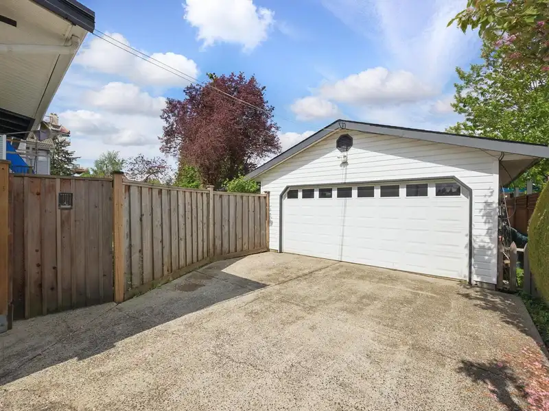 217 SANDRINGHAM AVENUE - photo 2 of 31