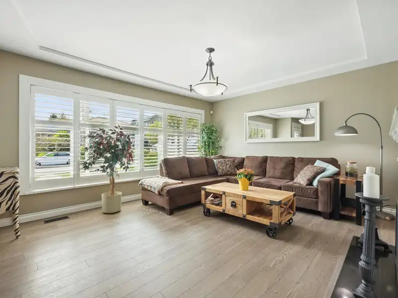 217 SANDRINGHAM AVENUE - photo 3 of 31