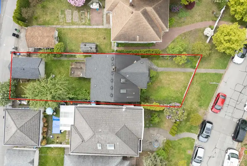 922 PARK DRIVE - photo 4 of 35