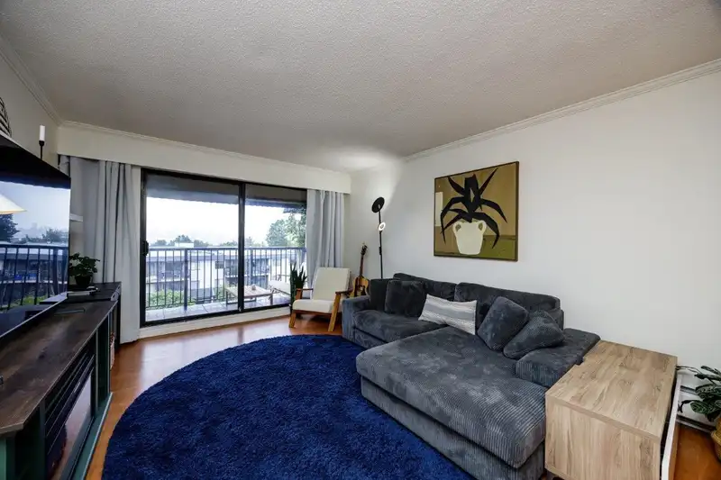 305 252 W 2ND STREET - photo 2 of 25