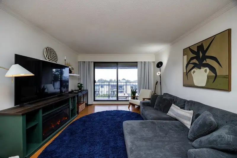305 252 W 2ND STREET - photo 4 of 25