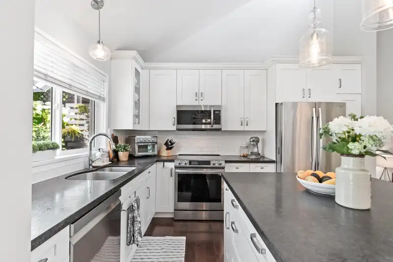 472 RIVERVIEW CRESCENT - photo 1 of 38