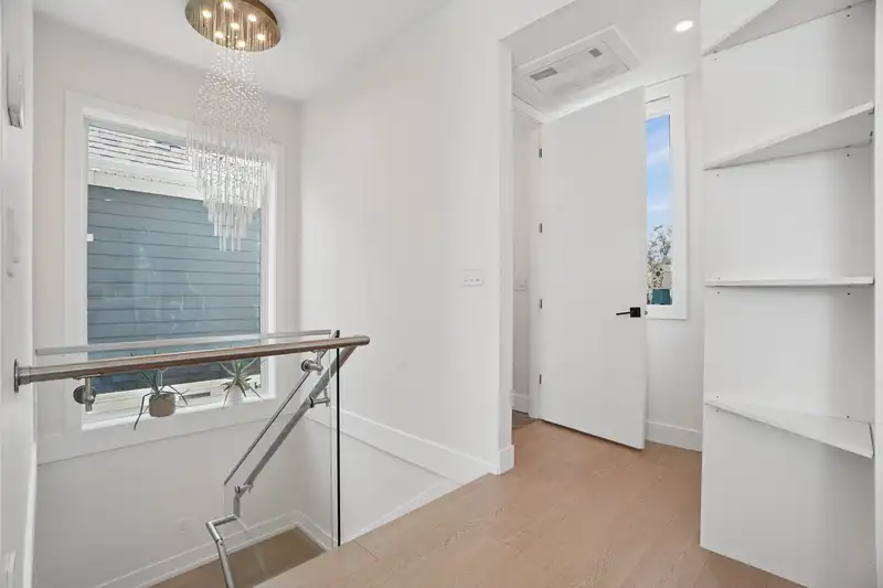 72 E 57TH AVENUE - photo 4 of 38