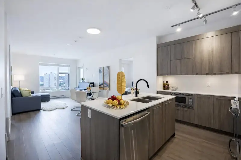 405 1012 AUCKLAND STREET - photo 1 of 28