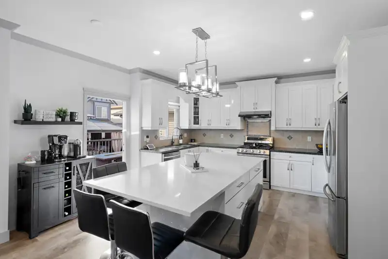 19354 72A AVENUE - photo 4 of 39