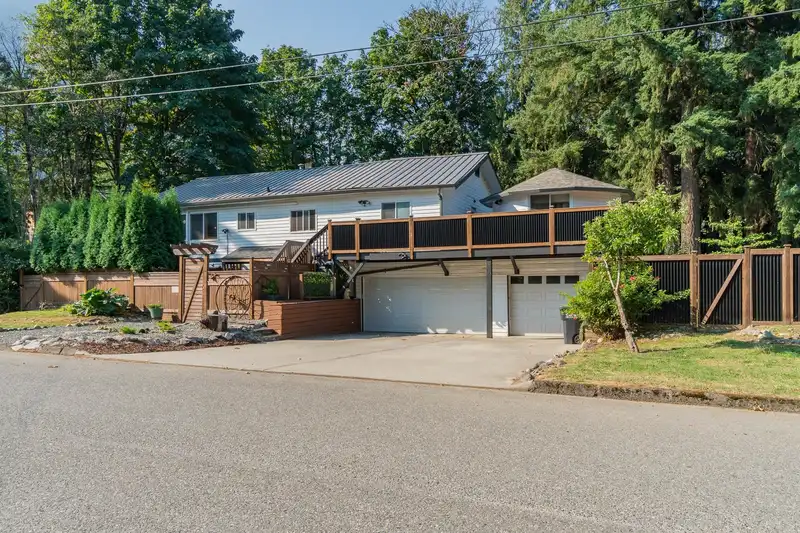 695 HUDSON BAY STREET - photo 1 of 39