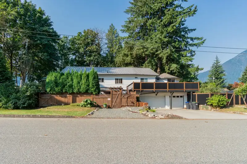 695 HUDSON BAY STREET - photo 2 of 39