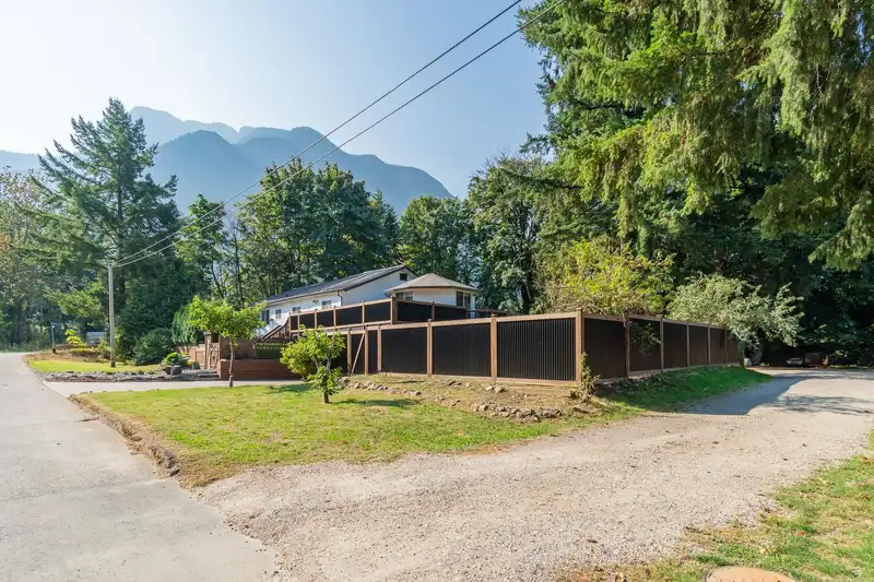 695 HUDSON BAY STREET - photo 4 of 39