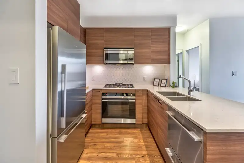 402 1061 MARINE DRIVE - photo 4 of 37