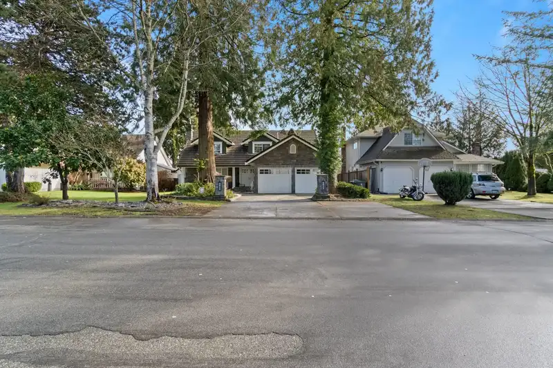 9814 157 STREET - photo 4 of 40