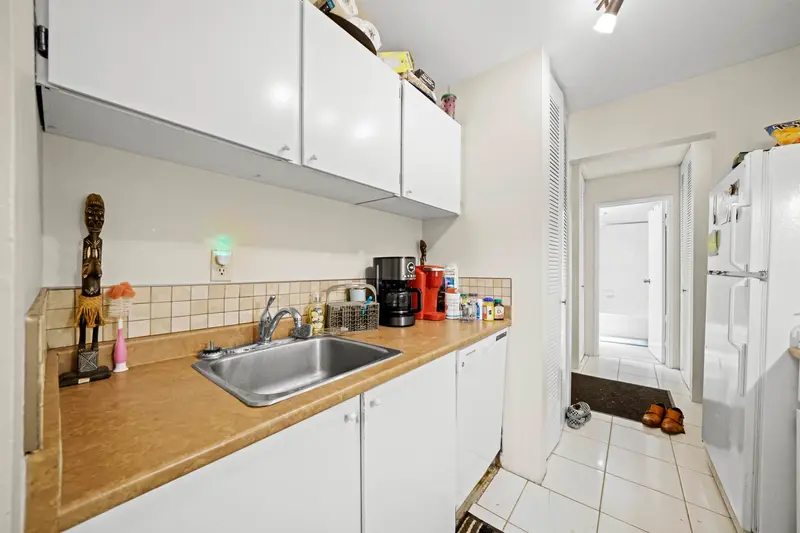 203 9584 MANCHESTER DRIVE - photo 3 of 25