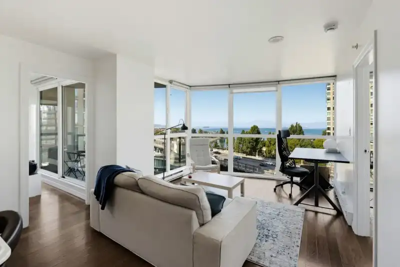 1401 907 BEACH AVENUE - photo 1 of 39
