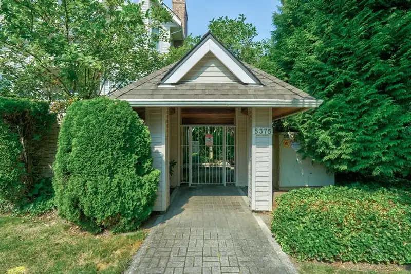 307 5375 VICTORY STREET - photo 4 of 40