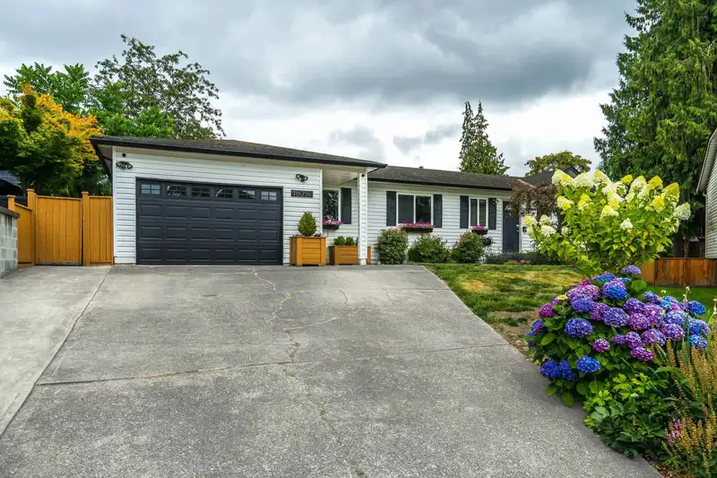 18096 61 AVENUE - photo 2 of 38