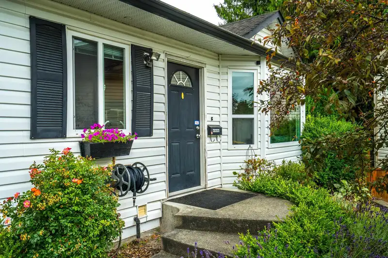 18096 61 AVENUE - photo 4 of 38