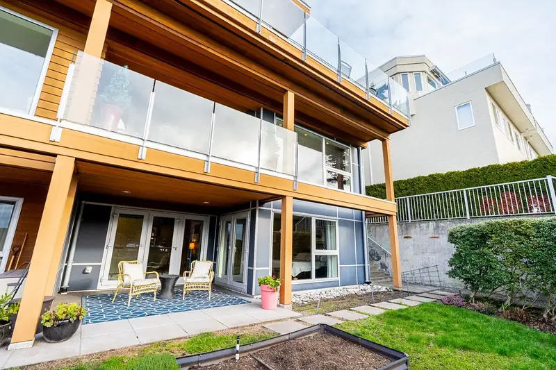 14976 BEACHVIEW AVENUE - photo 2 of 25