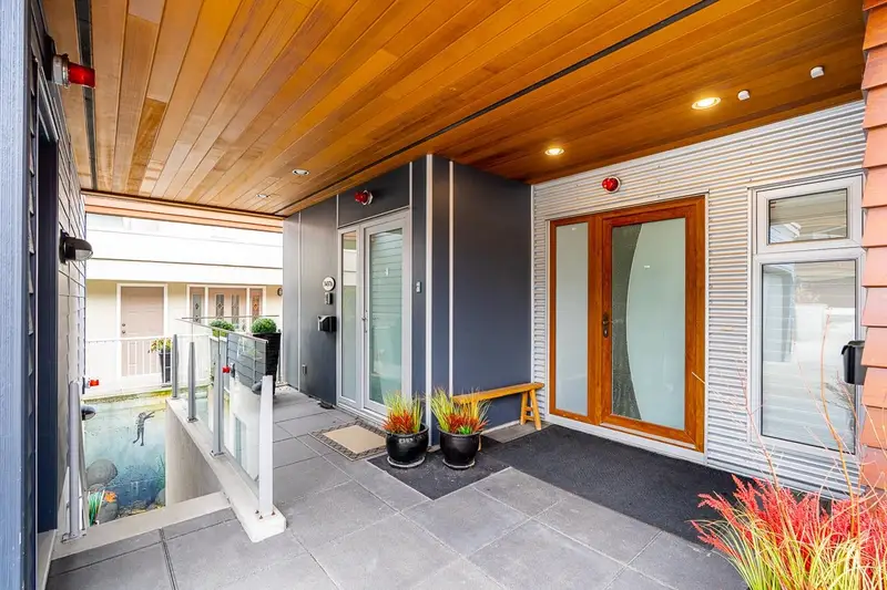 14976 BEACHVIEW AVENUE - photo 3 of 25