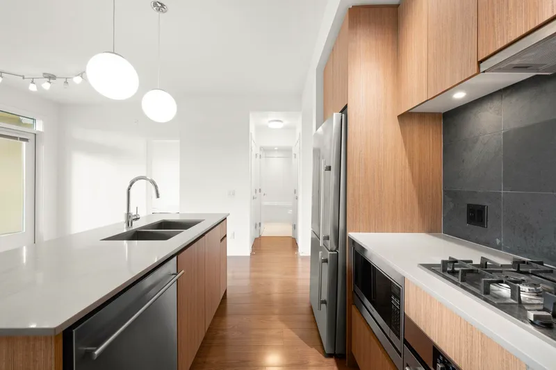 320 516 FOSTER AVENUE - photo 3 of 25