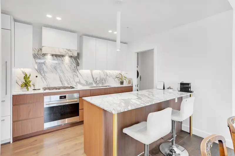 307 3668 W 10TH AVENUE - photo 3 of 24