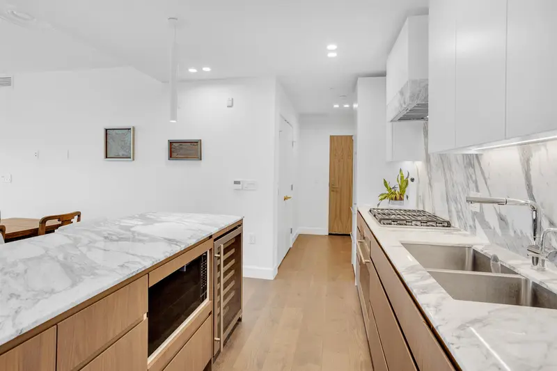 307 3668 W 10TH AVENUE - photo 4 of 24