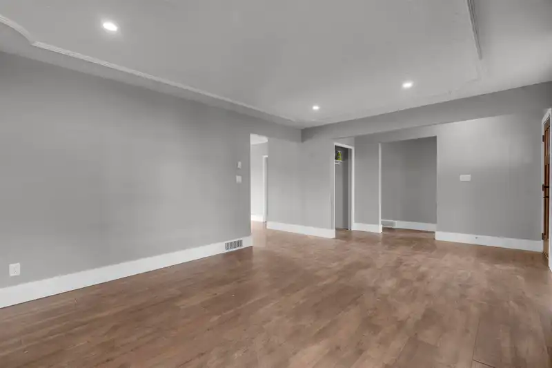 2319 HEMLOCK STREET - photo 4 of 36