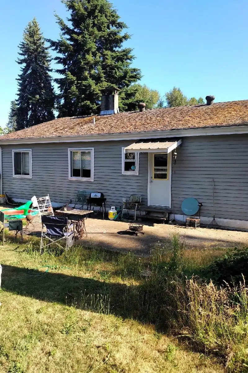 569 THOMPSON AVENUE - photo 2 of 2