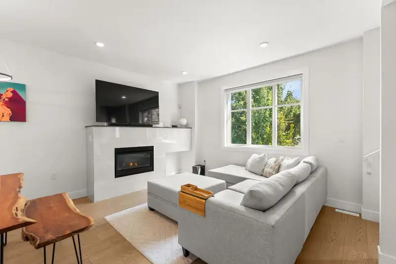 10 5377 8A AVENUE - photo 3 of 22