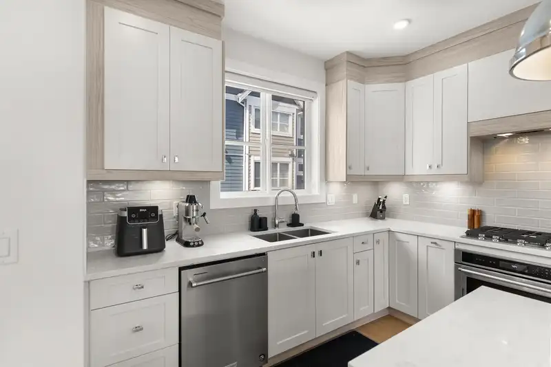 10 5377 8A AVENUE - photo 4 of 22