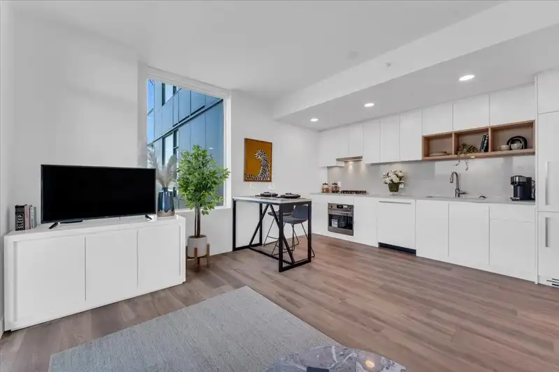 1405 4433 ALASKA STREET - photo 3 of 37
