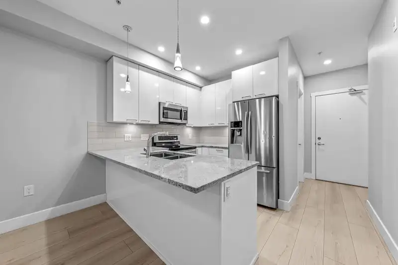 208 20175 53RD AVENUE - photo 4 of 30