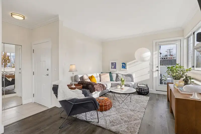 101 2440 HAYWOOD AVENUE - photo 3 of 40