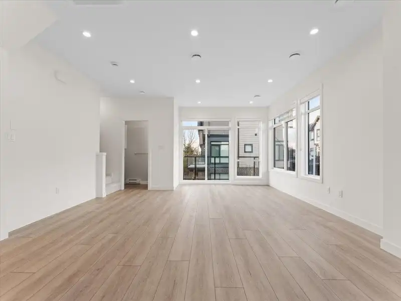 34 4337 BOUNDARY ROAD - photo 3 of 18