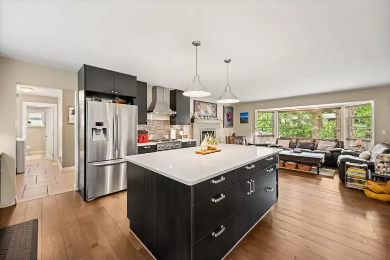 20218 42A AVENUE - photo 4 of 40