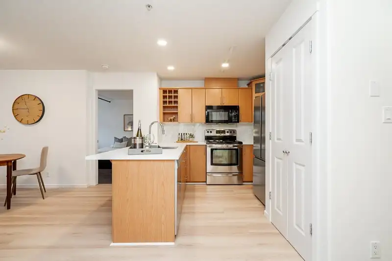 103 3142 ST JOHNS STREET - photo 4 of 39