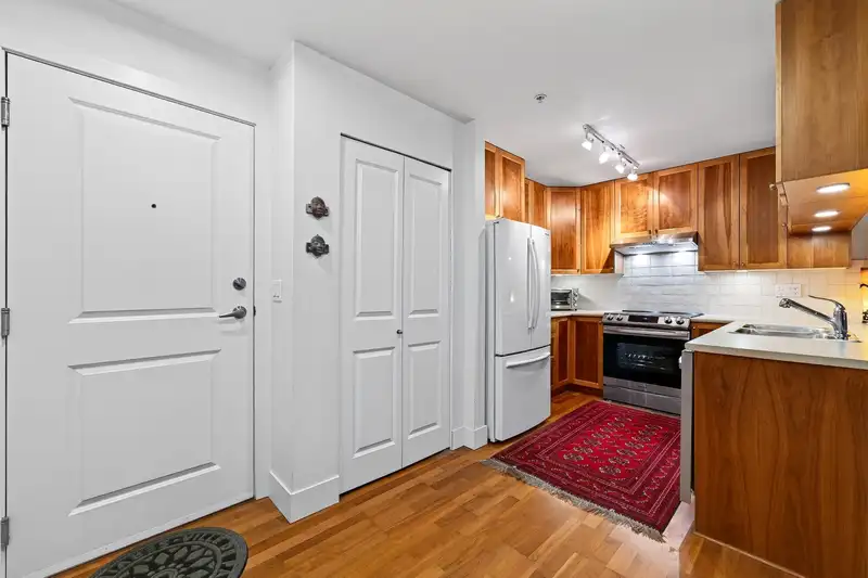 215 15392 16A AVENUE - photo 2 of 27