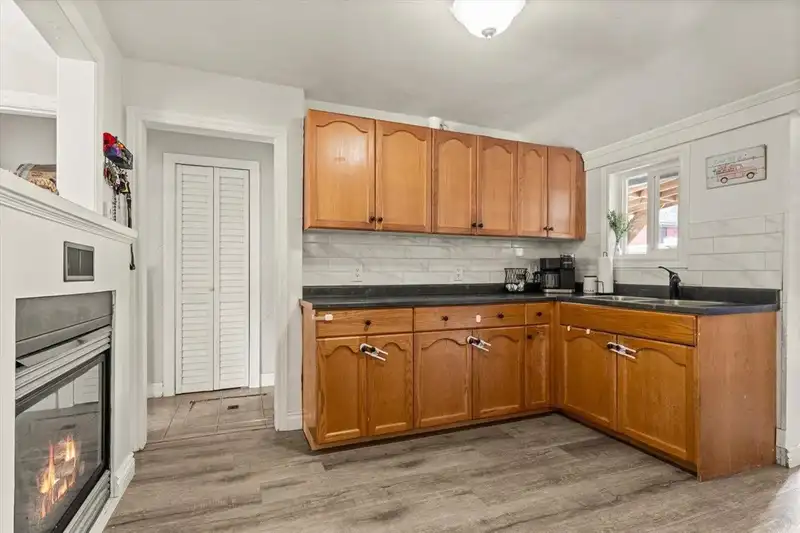 325 HUDSON BAY STREET - photo 3 of 18