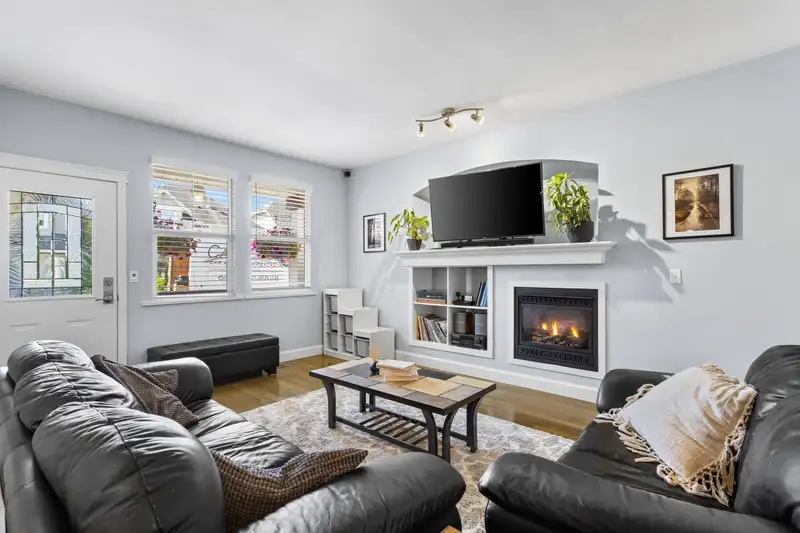7 7067 189 STREET - photo 2 of 39