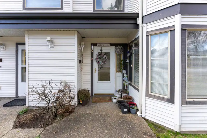 51 15840 84 AVENUE - photo 2 of 38