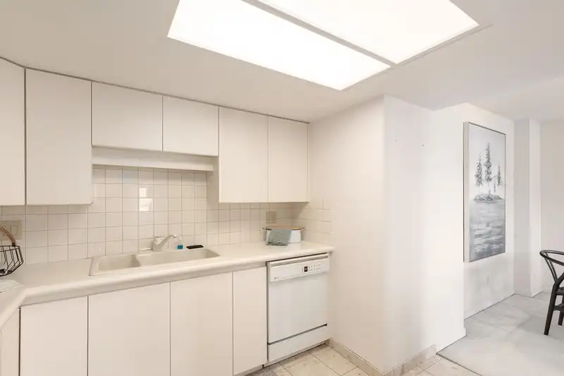 808 168 CHADWICK COURT - photo 3 of 40